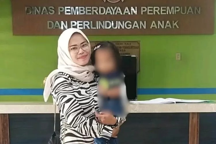 Sosok Febriana Dewi Sari Harahap, oknum PNS yang jadi pelaku kasus penganiayaan anak tiri. (Foto:Facebook Nana Vlog)